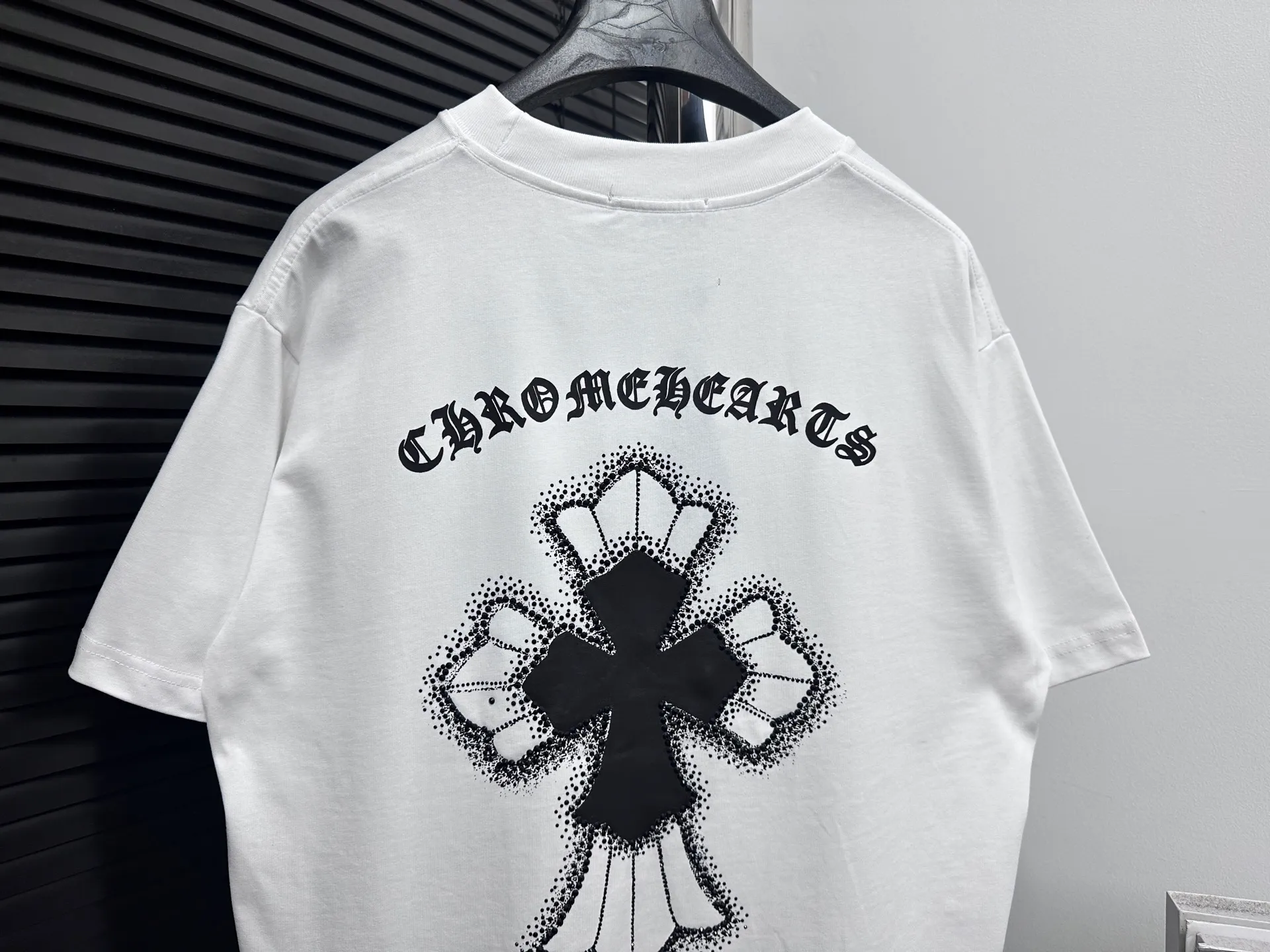 🅿️190 [ChromeHearts] ChromeHearts 25ss round neck T-shirt Original fabric Official same style Short-sleeved T-shirt Customized 260g same vat dyed fabric Very comfortable to the touch Latest brick cabinet synchronization for spring and summer Fashionable and personalized Super versatile and good-looking Very suitable for both men and women A must-have item Tag Collar label Washed wheat Complete with three standards Color: Black White Size: XS-L
